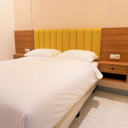 Kokonut Guesthouse Surabaya Ngoại thất bức ảnh
